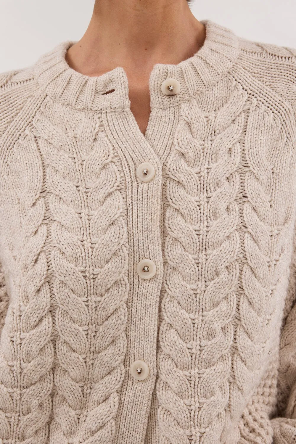 TOM CHALK CABLE KNIT CARDIGAN